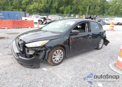 2015 Ford Focus S z USA, uszkodzony, nr VIN 1FADP3E22FL321527
